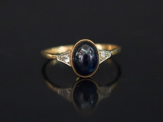 Vente aux enchères Bague en or jaune 14k, sertie en son centre d'une pierre bleue en cabo