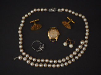 Vente aux enchères Lot comprenant :  - un boitier de montre en or jaune.  Poids tel : 15,