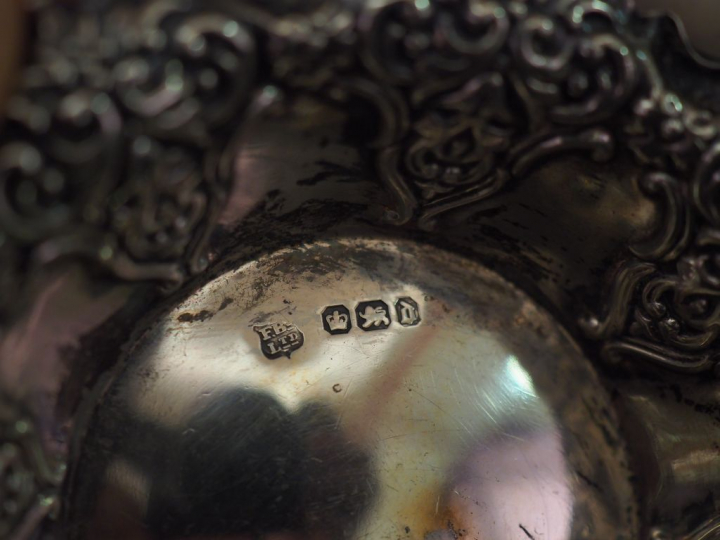 Ensemble comprenant :  - une paire de vides poches en argent anglais, 