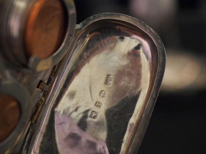 Ensemble comprenant :  - une paire de vides poches en argent anglais, 