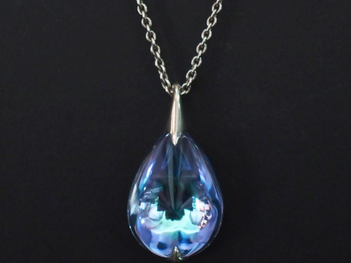 BACCARAT Pendentif en forme de goutte en cristal et argent avec sa cha