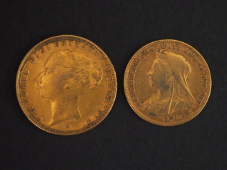 Vente aux enchères Ensemble comprenant :  - un Souverain or, 1882. - un demi Souverain or