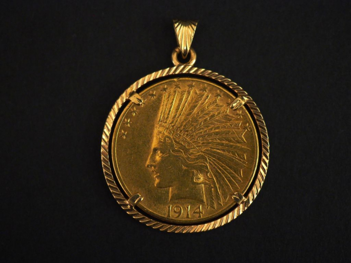 Pendentif en or jaune, serti en son centre d'une pièce de 10 Dolllars 