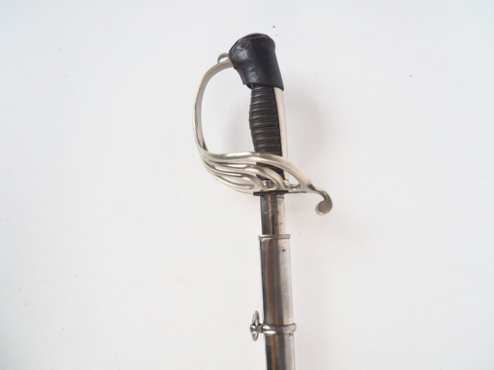 Sabre modèle 1882 d'officier français avec son fourreau, lame de secti