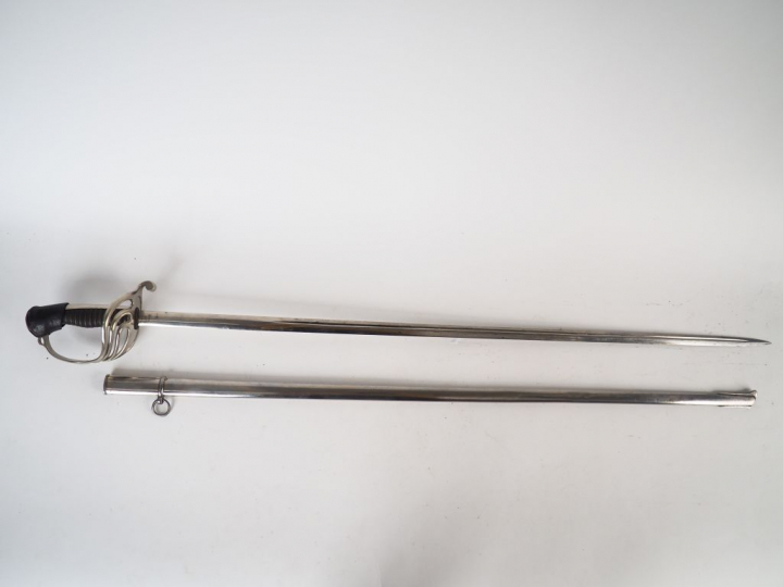 Sabre modèle 1882 d'officier français avec son fourreau, lame de secti