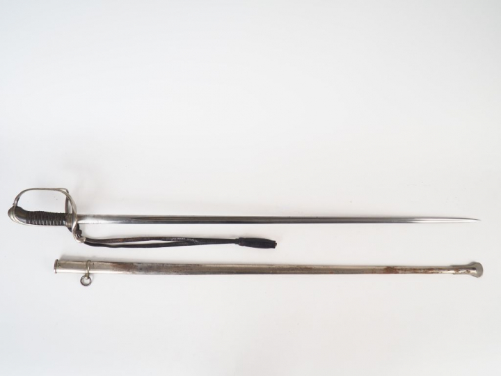 Sabre modèle 1882 d'officier français sans son fourreau, lame de secti
