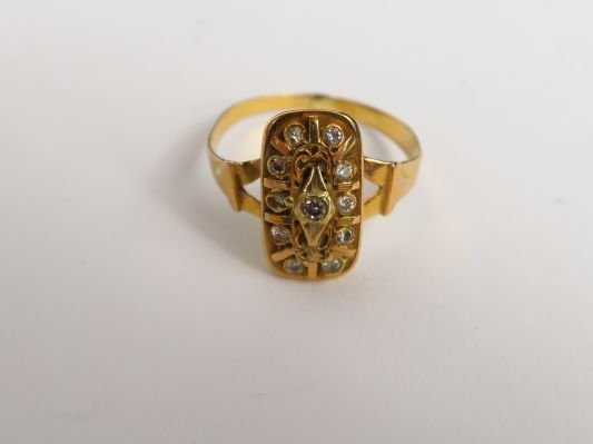 Bague de forme rectangulaire en or et petits diamants. Poids : 2.2 g