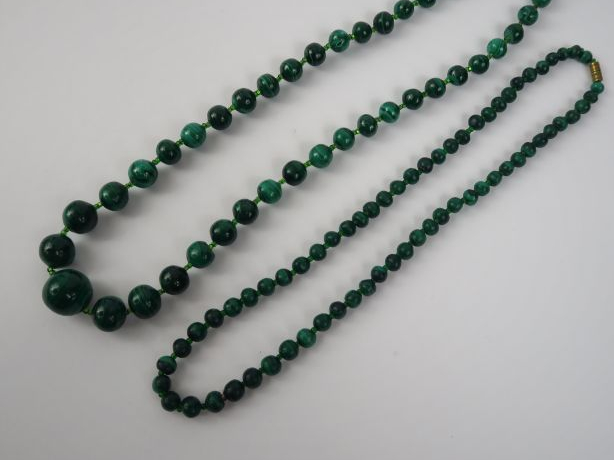 Deux colliers en perles de malékite.