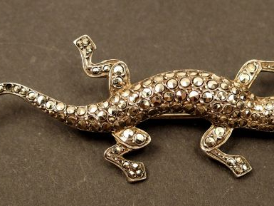 Broche en argent en forme de lézard, ornée de pierres fantaisies. Poid