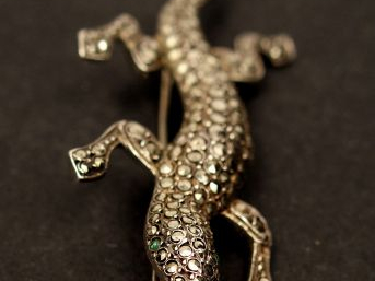 Broche en argent en forme de lézard, ornée de pierres fantaisies. Poid