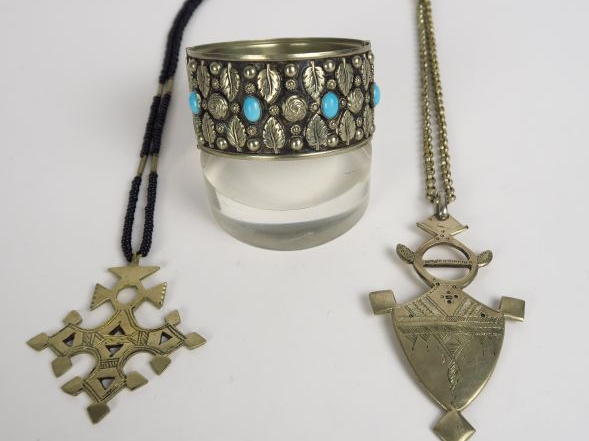 2 colliers ethniques et un bracelet en argent bas titre,