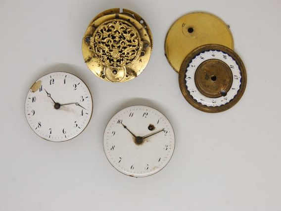 Lot de trois mécanismes de montres de gousset, un cadran et une partie