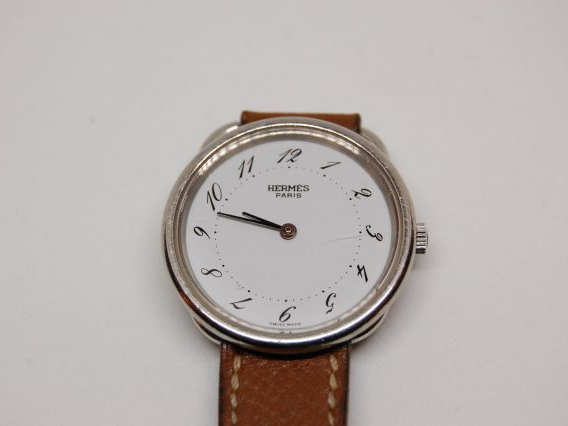 HERMES. Montre de dame. Avec son bracelet en cuir