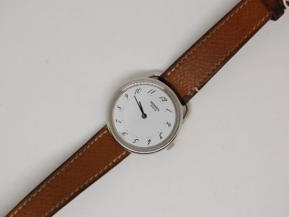 HERMES. Montre de dame. Avec son bracelet en cuir