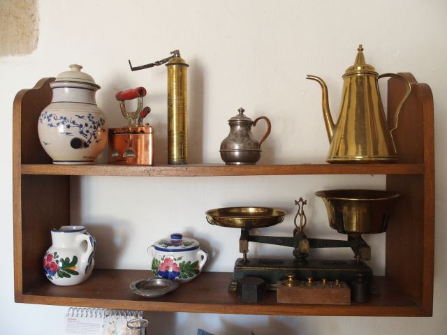 Balance et série de poids (incomplète), poivrier en laiton, bassine en