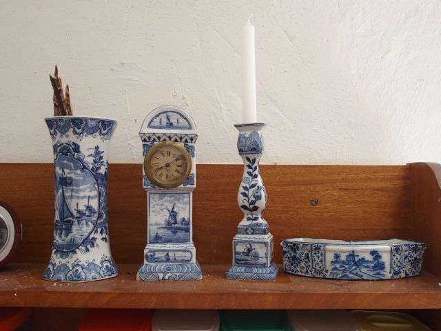 Quatre différentes pièces en faïence de Delft, décor en camaïeu bleu, 