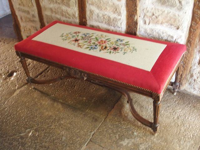 Banquette de style Louis XVI, garniture de tapisserie