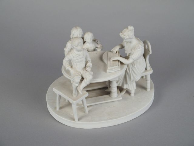 DANS LE BUREAU Groupe 1900 en biscuit "Leçon de musique"