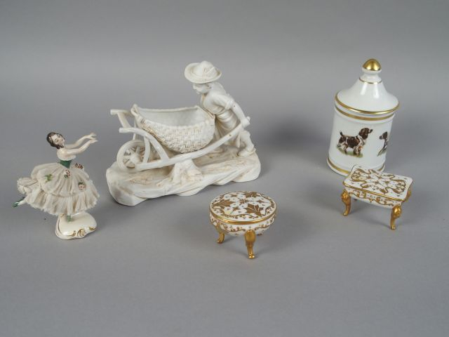 Sujet 1900 en biscuit "Le jeune jardinier", statuette en porcelaine "D