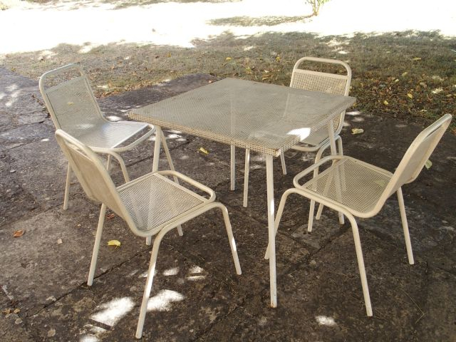 DANS LE JARDIN Deux tables et quatre chaises en métal laqué blanc