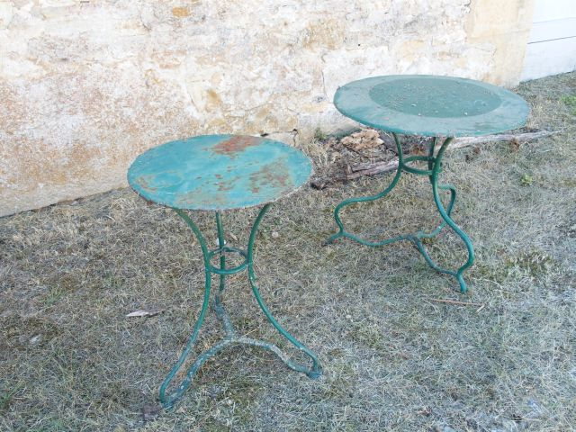 Deux guéridons, un banc et chaises de jardin en bois et fer laqué vert