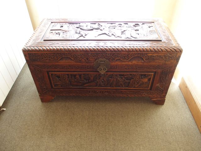Vitrine de style Empire et un coffre Extrême-Orient