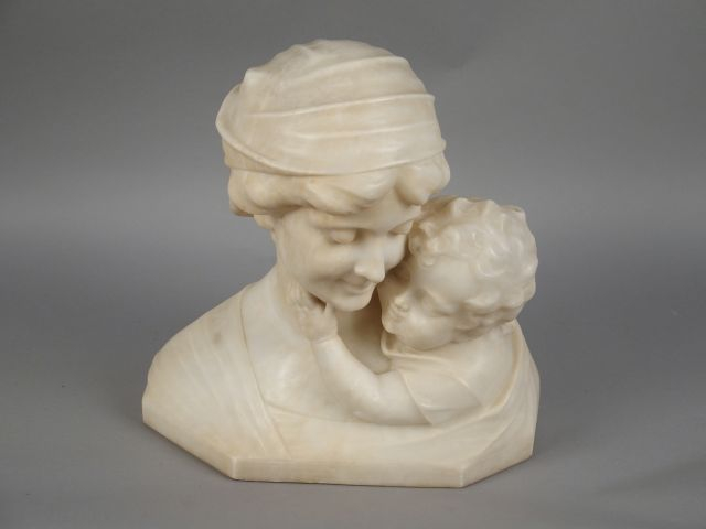 Sculpture XIXème en albâtre "Jeune mère et son enfant". H. : 40 cm