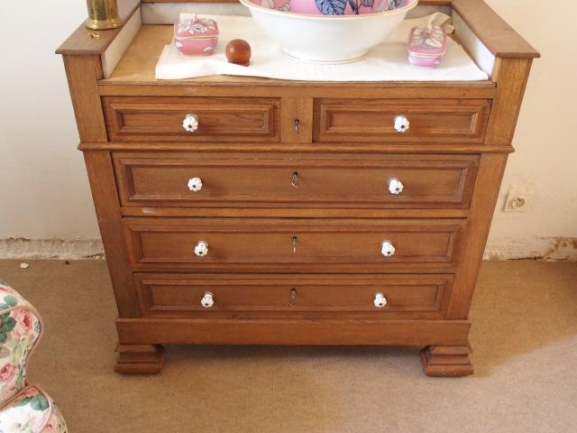 Deux lampes pigeon, un meuble porte-revues et une table de toilette