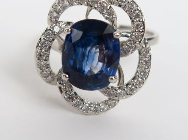 Bague en or gris, ornée d'un saphir, entourage de brillants. Poids tel