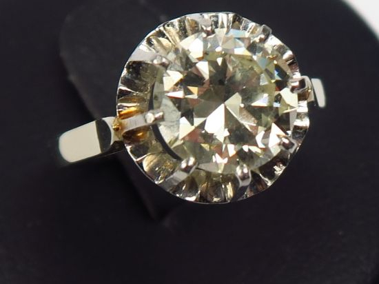 Solitaire en or gris monté sur griffes, d’environ 2,5 carats, légèreme