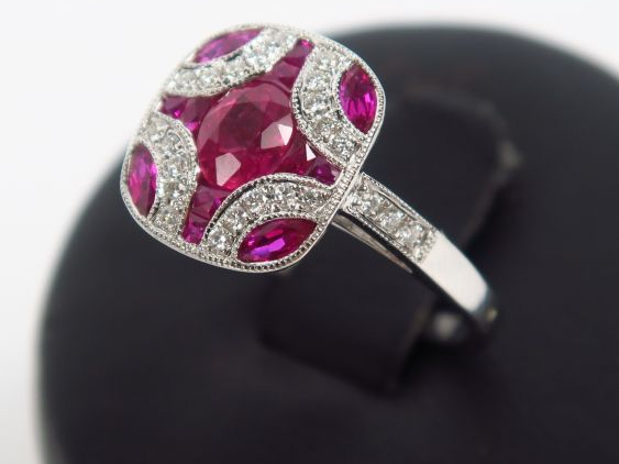 Bague en or gris, sertie de rubis et brillants. Poids tel : 4 g