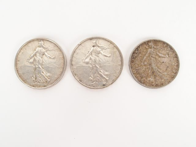 3 pièces argent: - pièce de 2 Francs argent, -2 pièces de 5 Francs arg