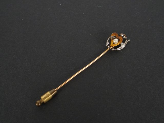 Epingle à chapeau en or, décor de cœur rehaussé d'une perle de culture