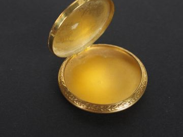 Pendentif porte photo en or jaune, décor gravé. Poids tel: 17,4gr