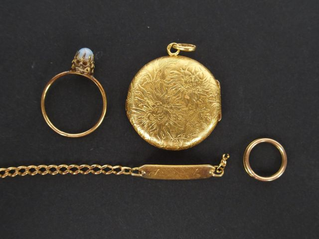 Bague et perle, pendentif porte-photo, anneau et gourmette (accidentée
