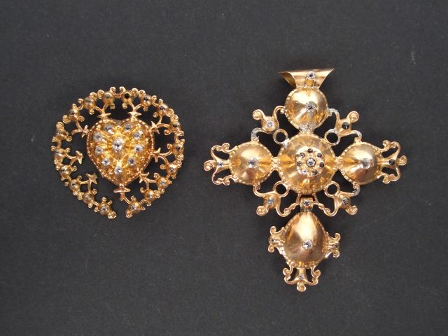 Pendentif en forme de croix en or jaune 14K rehaussé de strass. Poids 