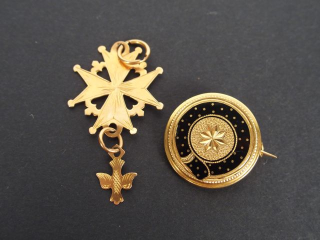 Broche en or jaune et émail, et élément de pendentif en forme de croix