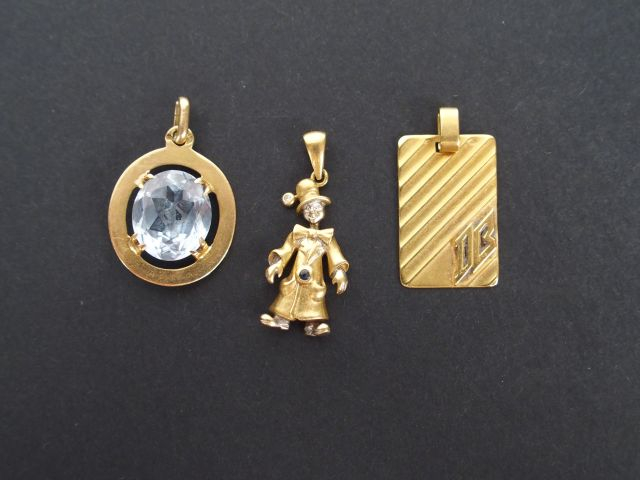 3 pendentifs or jaune: -un pendentif en forme de clown (2,9gr), -pende