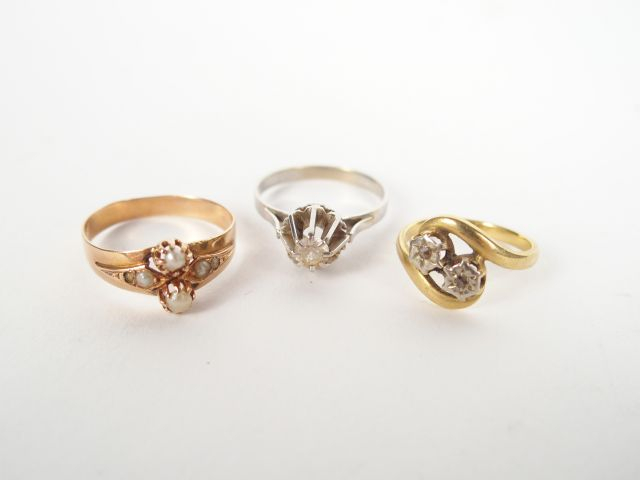 Bague monture or jaune et 2 petits brillants. On y joint une bague Nap