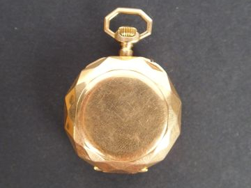 Montre de col en or jaune à pans coupés, cadran émail. Poids tel: 24,8