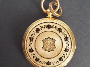 Montre de col en or jaune, cadran émail, décor de cartouche et de fris