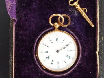 Montre de col en or jaune, cadran émail, décor de cartouche et de fris