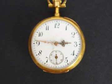 Maison Ancely à Toulouse. Montre de col en or jaune, décor de monogram