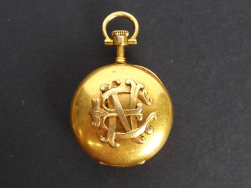 Maison Ancely à Toulouse. Montre de col en or jaune, décor de monogram