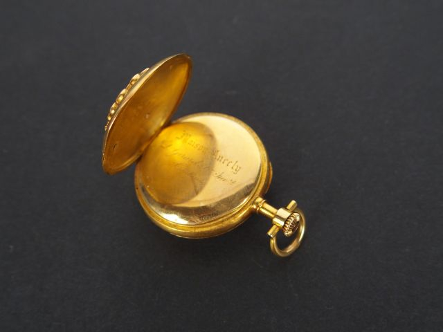 Maison Ancely à Toulouse. Montre de col en or jaune, décor de monogram