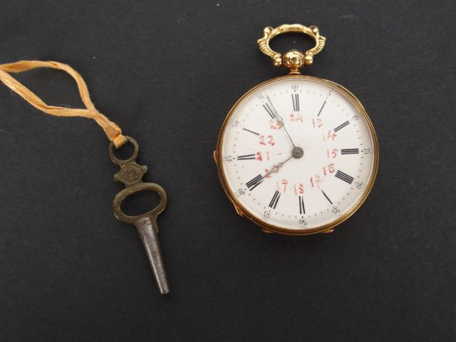 Montre de gousset en or jaune, décor émaillé (clé). Poids tel: 28gr