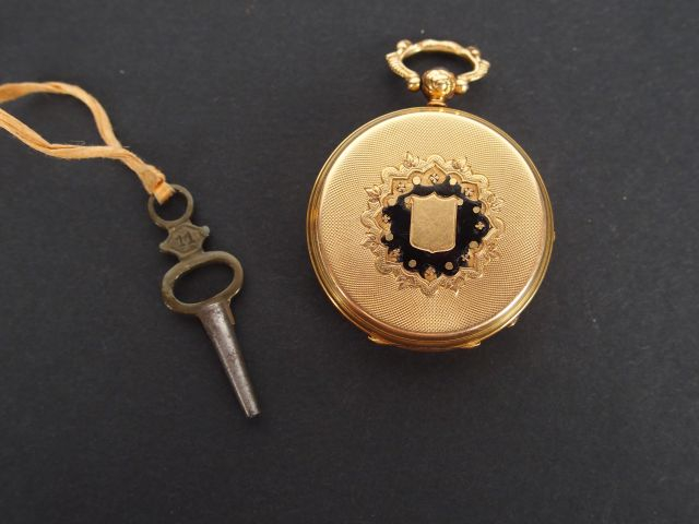 Montre de gousset en or jaune, décor émaillé (clé). Poids tel: 28gr