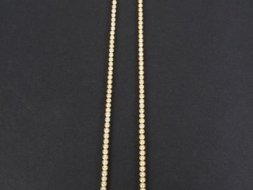 Collier de 119 perles fines diposées en chute de 2,3 mm à 5,4mm. Fermo