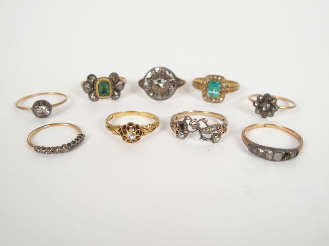 Ensemble de 9 bagues anciennes, monture or jaune, ornées de roses, écl