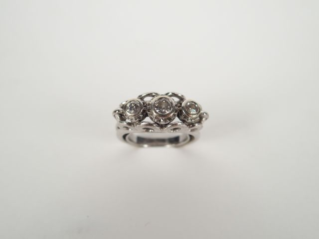 Bague monture ajourée or blanc, sertie de 3 diamants taille ancienne d
